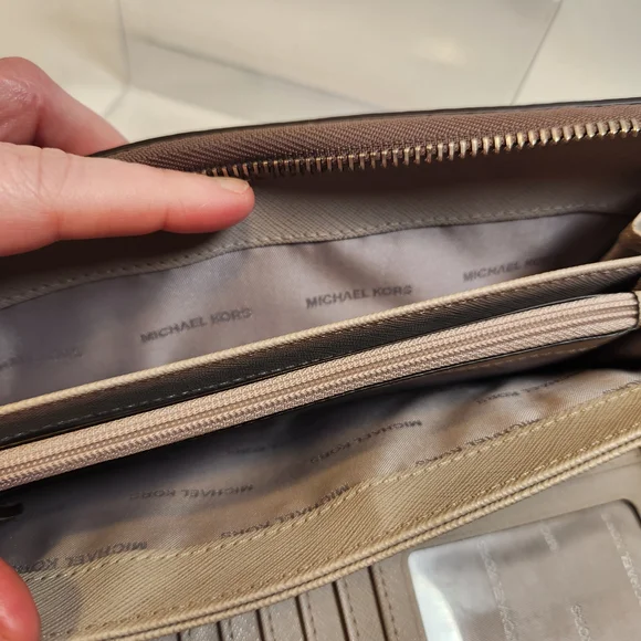 Michael Kors Pebbled Leather Continental Wallet/Wristlet NWOT - Picture 11 of 15